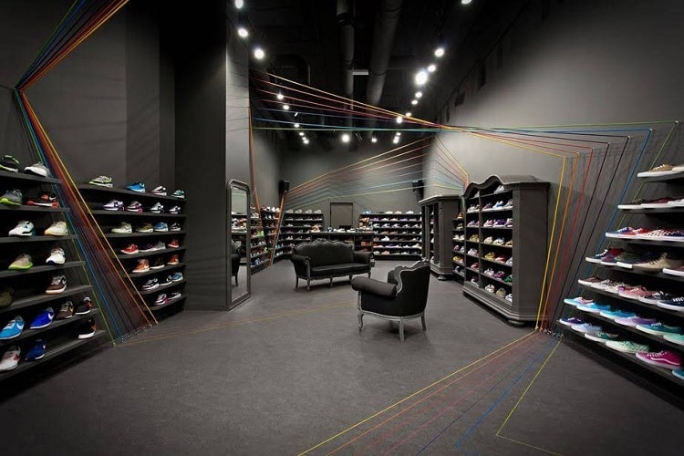 trang trí nội thất cửa hàng giày sneaker